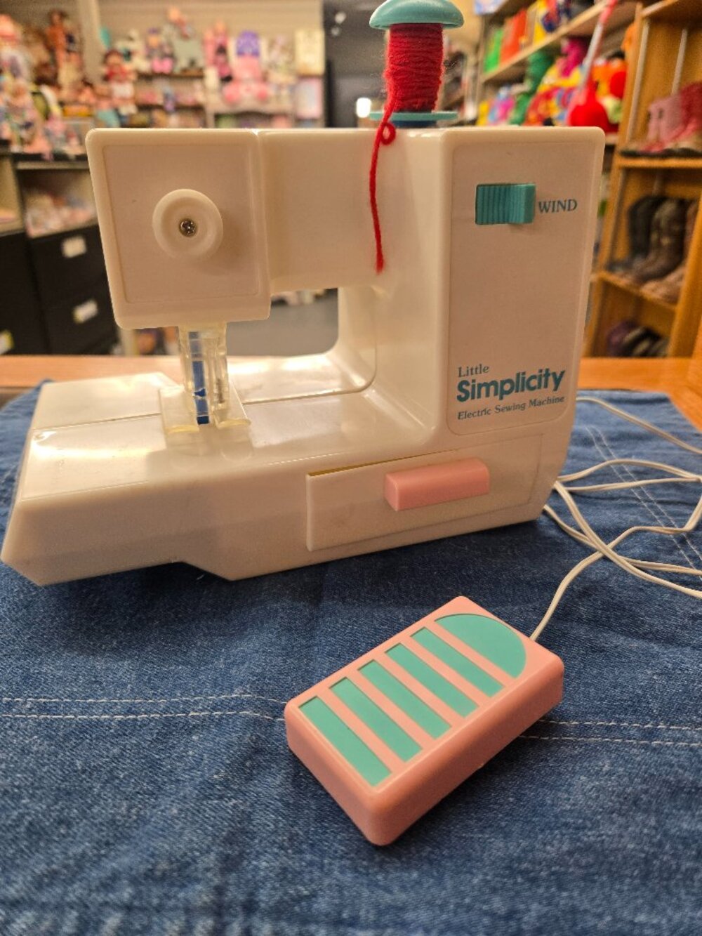 ⭐️Vintage 1986 Simplicity sewing machine Lanard Toy battery powered